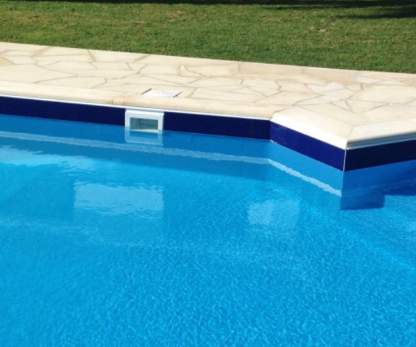 Piscina con escalera