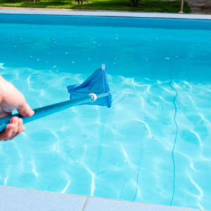 Limpiando la piscina