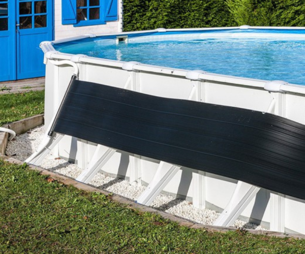 Piscina en un espacio verde