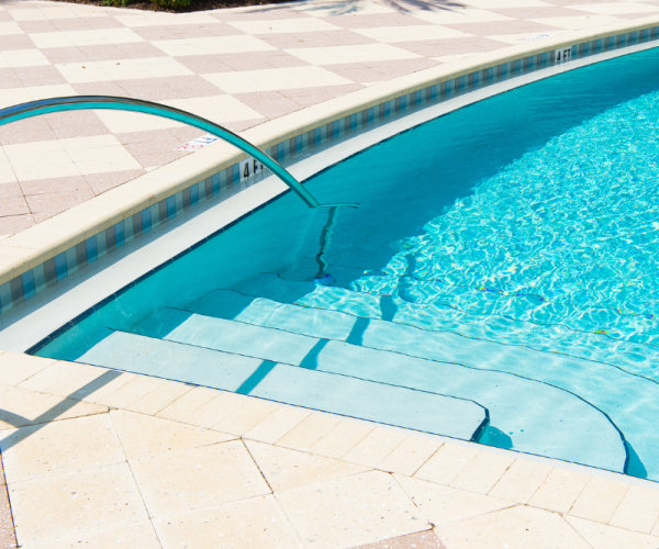 Piscina con escalera