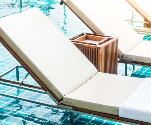 Piscina de agua cristalina